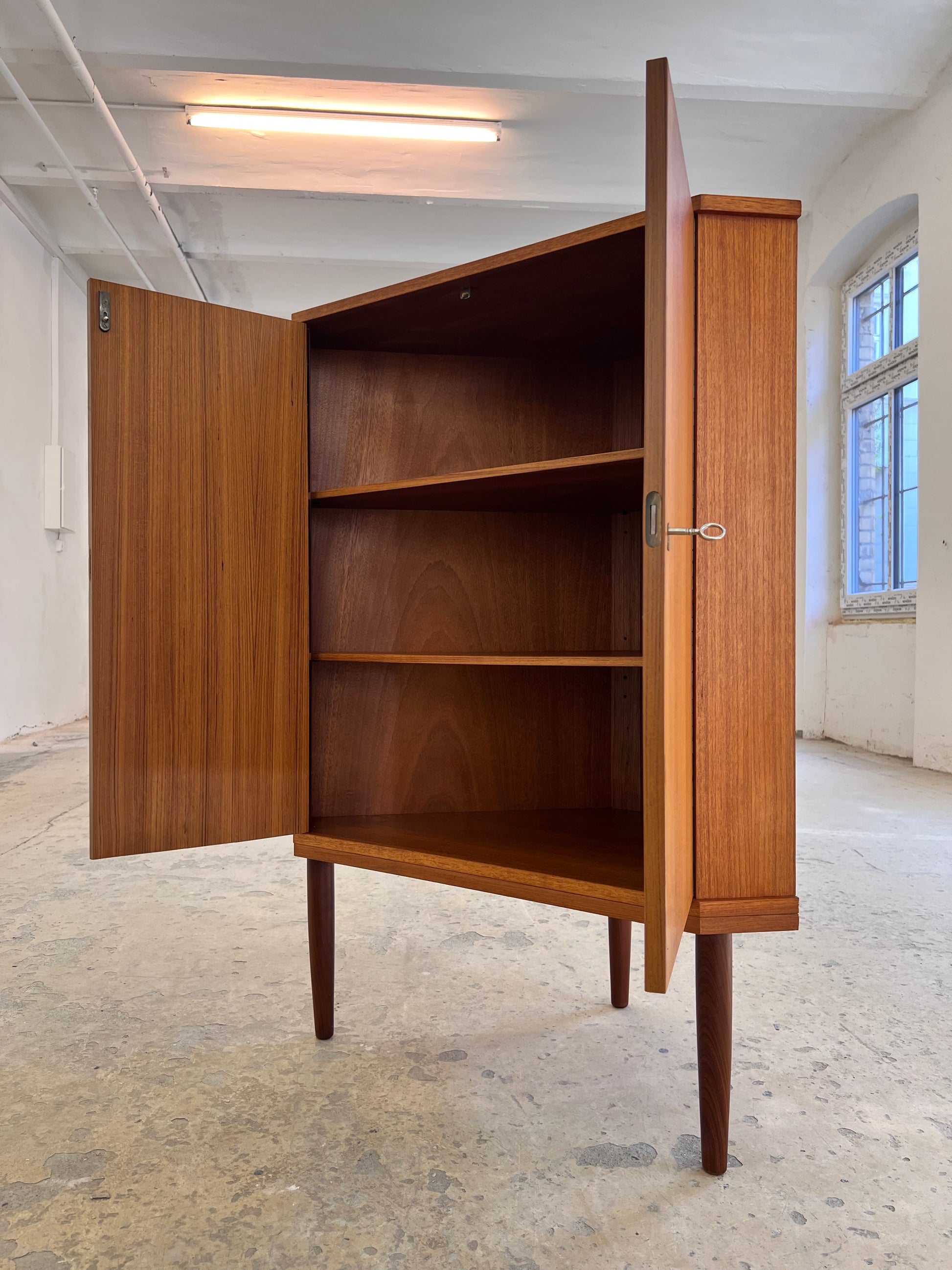 Eckschrank Teak mit Schloss aus Dänemark