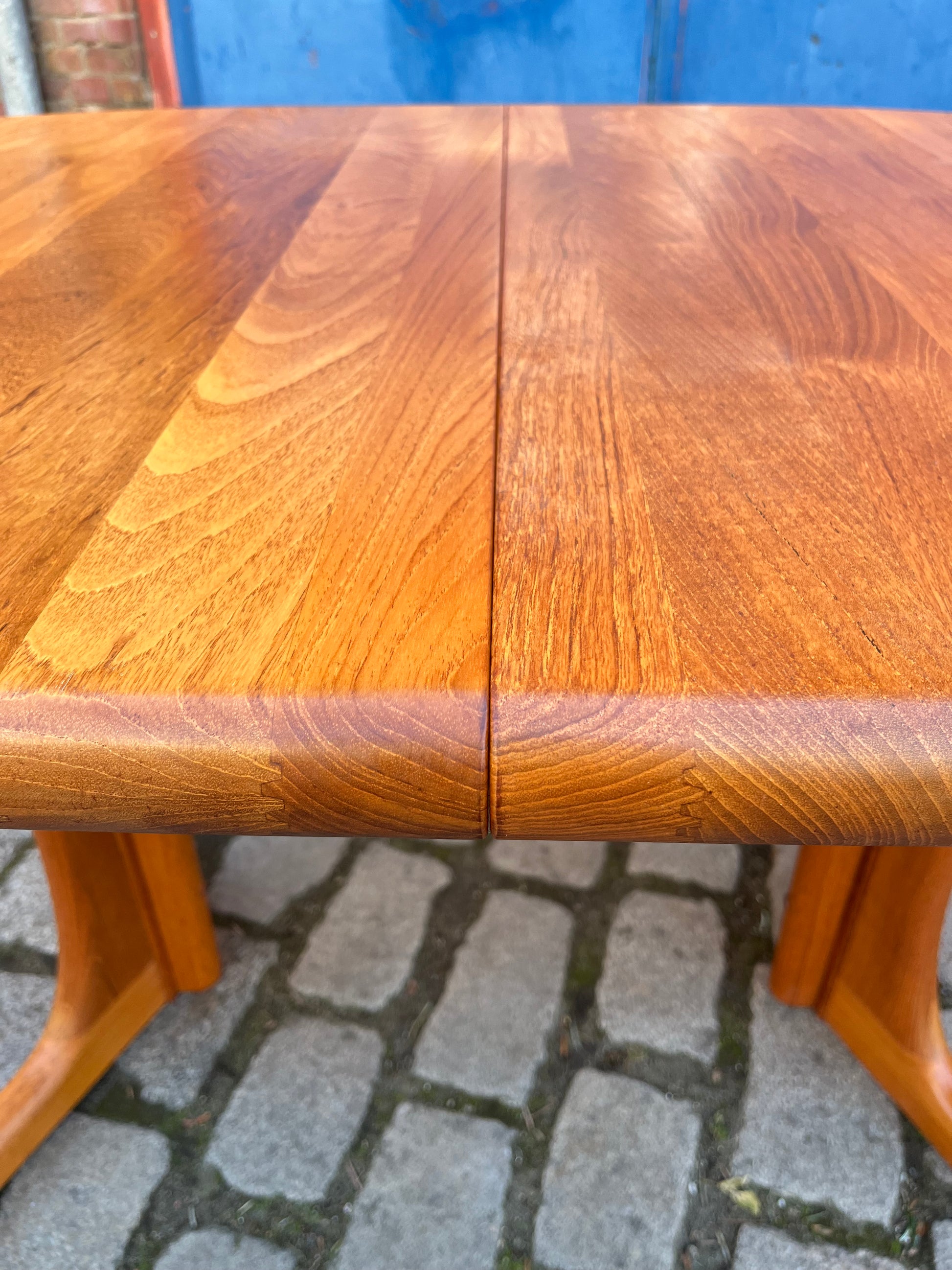 Ausziehbarer Esstisch Teak mit integriertem Fach für Platten