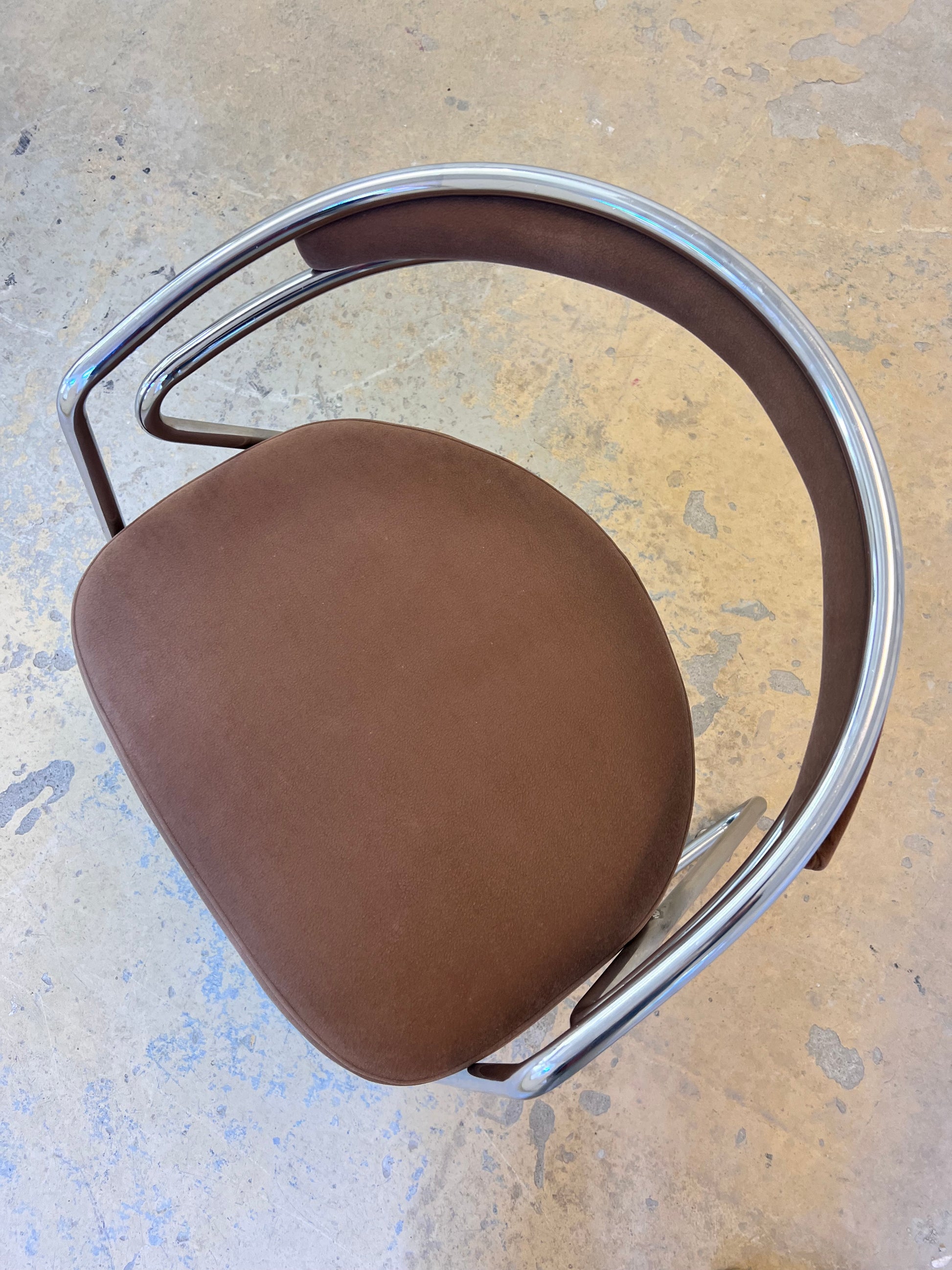 Polsterstuhl Chrom mit braunem Velour