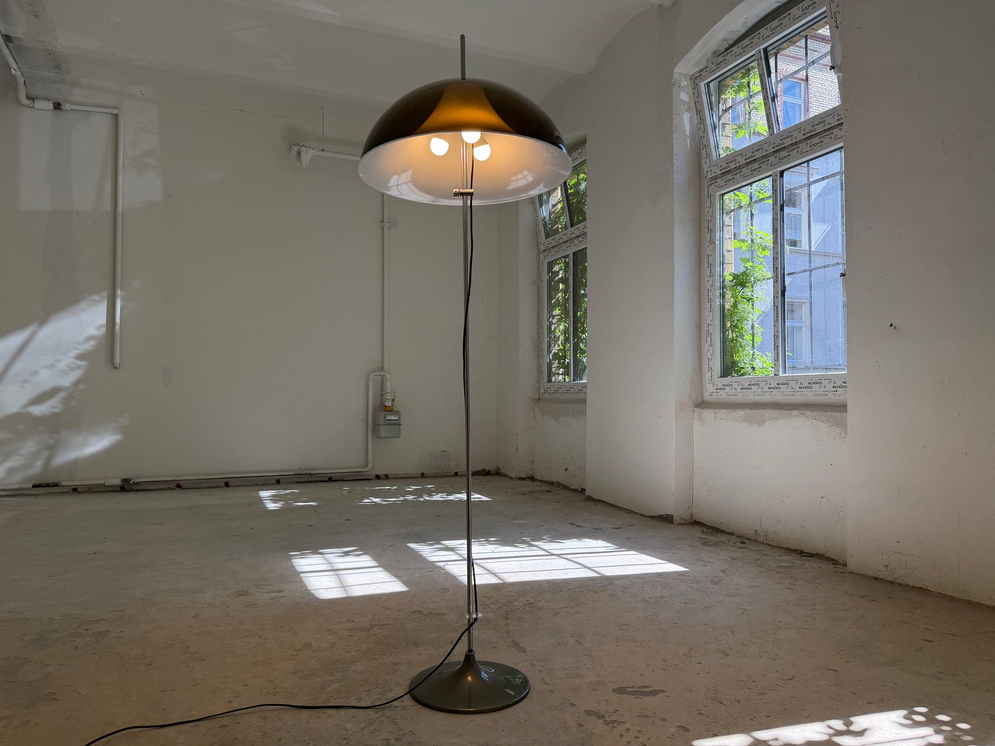 Stehlampe braun weiß Acryl Chrom von Elio Martinelli