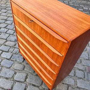 Kommode Teak mit durchgängigen Griffen & Schloss aus Dänemark