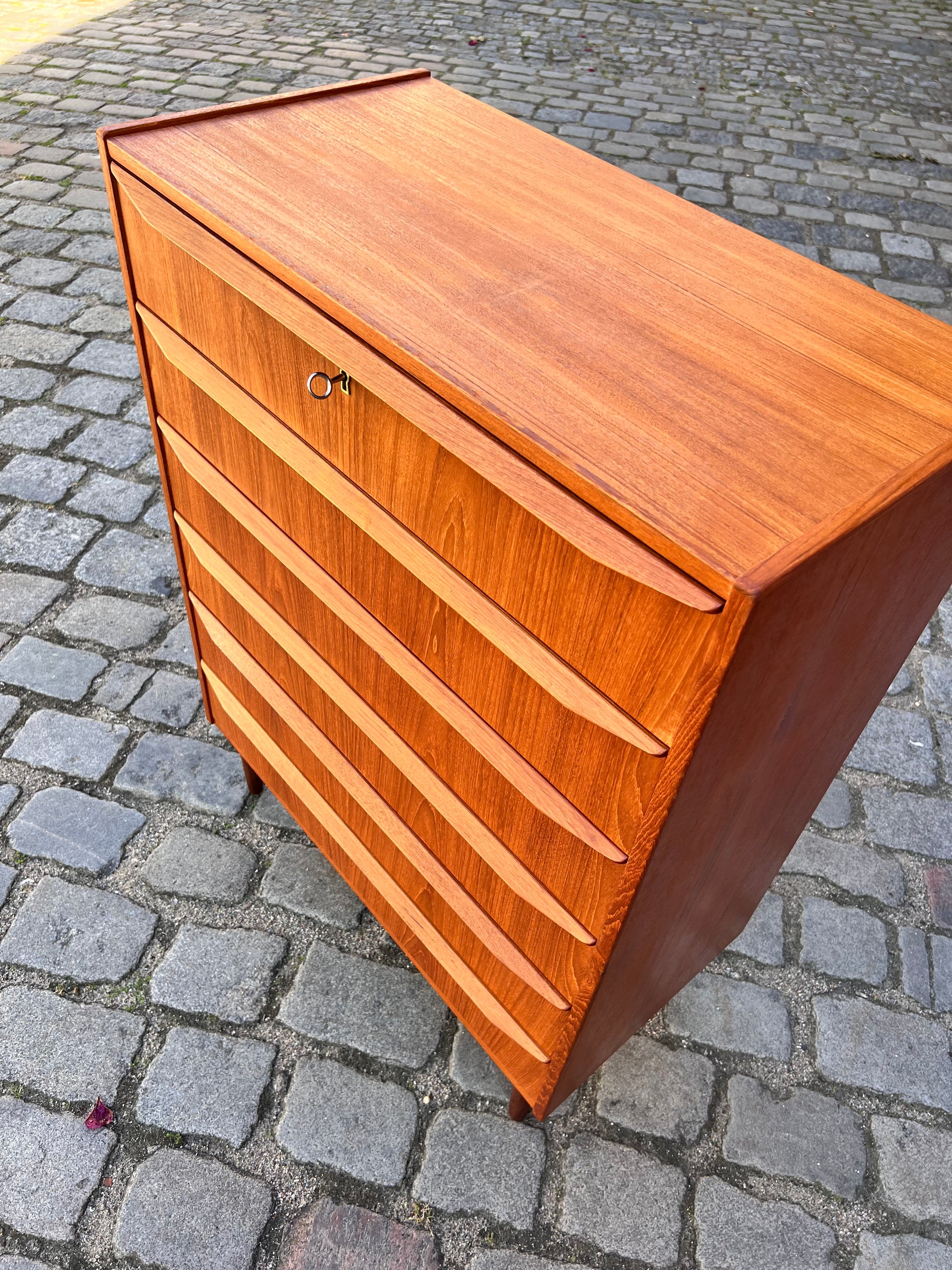 Kommode Teak mit durchgängigen Griffen & Schloss aus Dänemark
