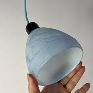 Hängelampe blau weiß marmoriert Glas