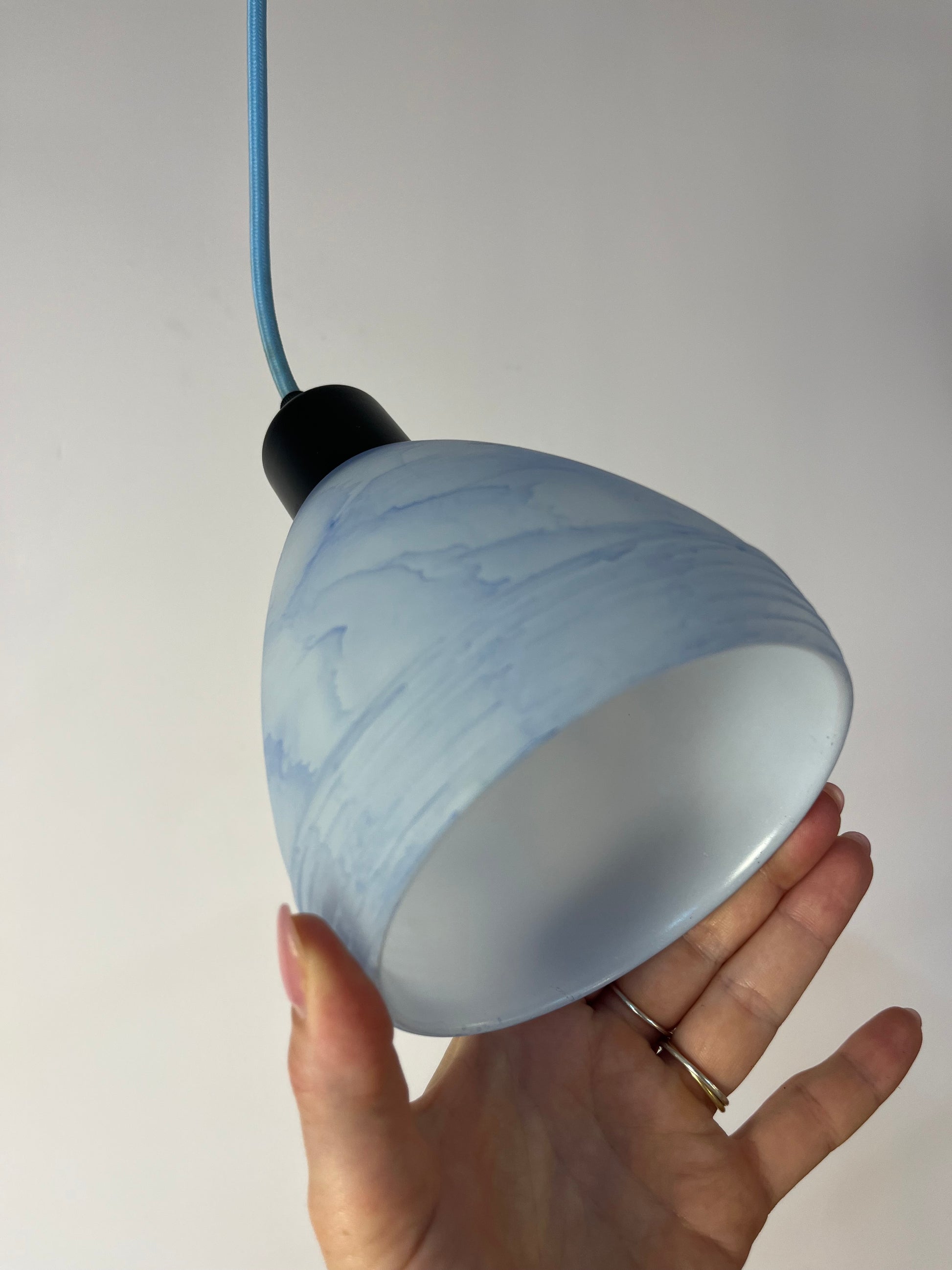 Hängelampe blau weiß marmoriert Glas