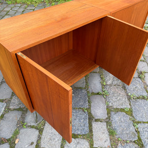 Sideboard Teak mit Flügeltüren & neuen Chromfüßen