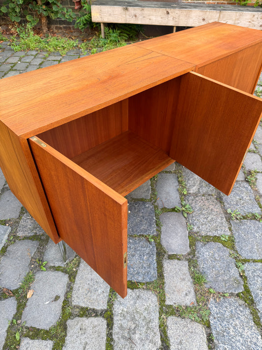 Sideboard Teak mit Flügeltüren & neuen Chromfüßen