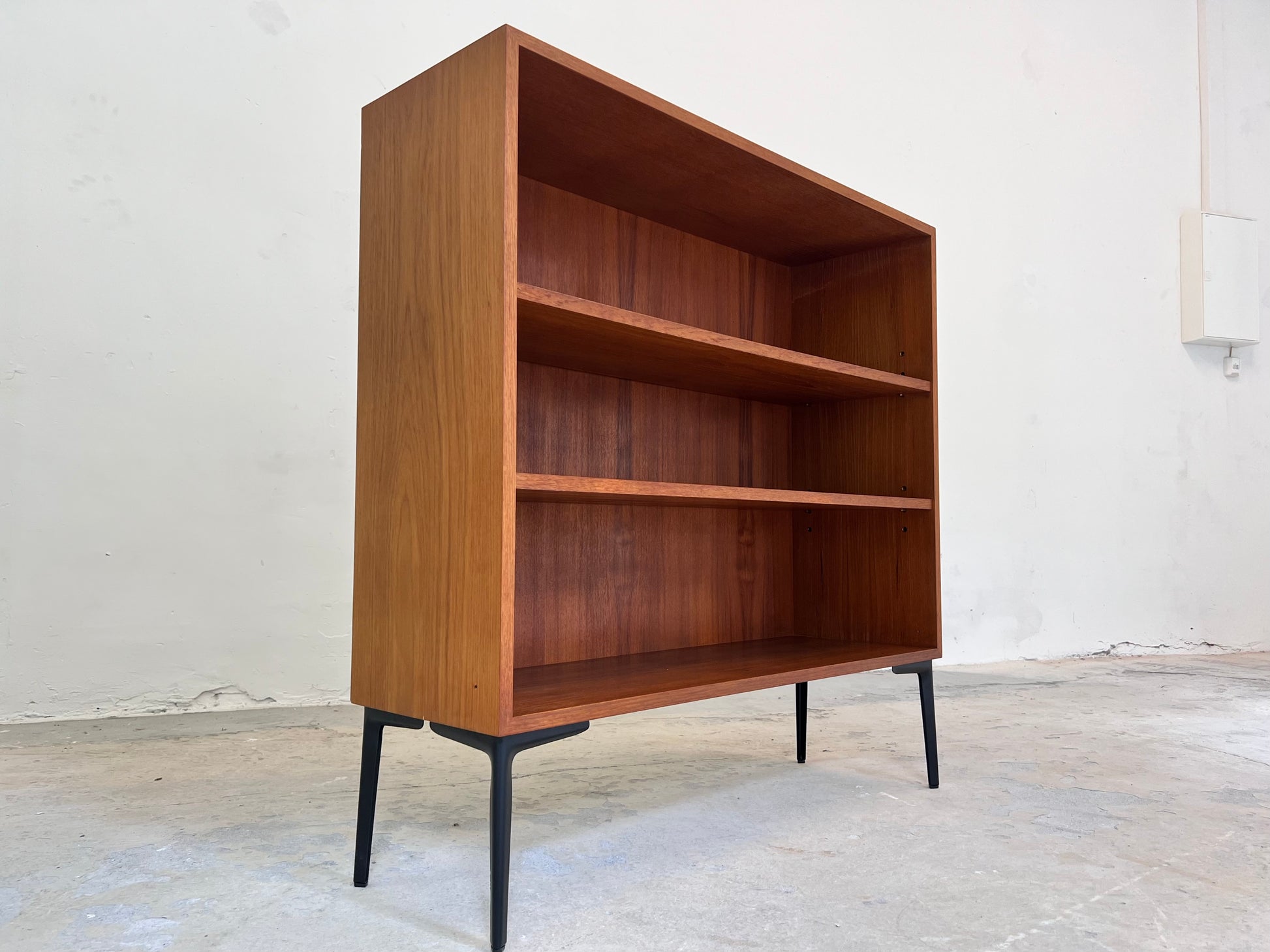 Regal Teak mit neuen Metallfüßen von IDEE Möbel