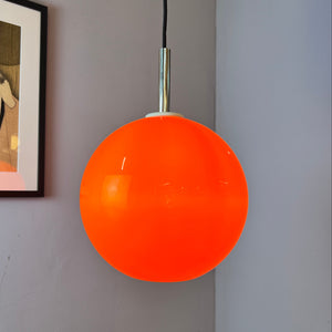 Große Kugellampe orange Kunststoff mit Chromstab