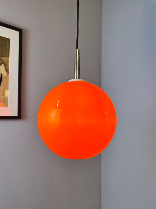 Große Kugellampe orange Kunststoff mit Chromstab