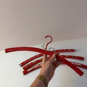 Set: 4x Kleiderbügel rot grün