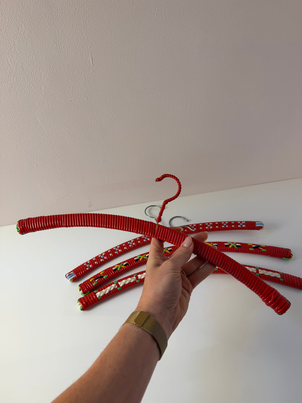 Set: 4x Kleiderbügel rot grün