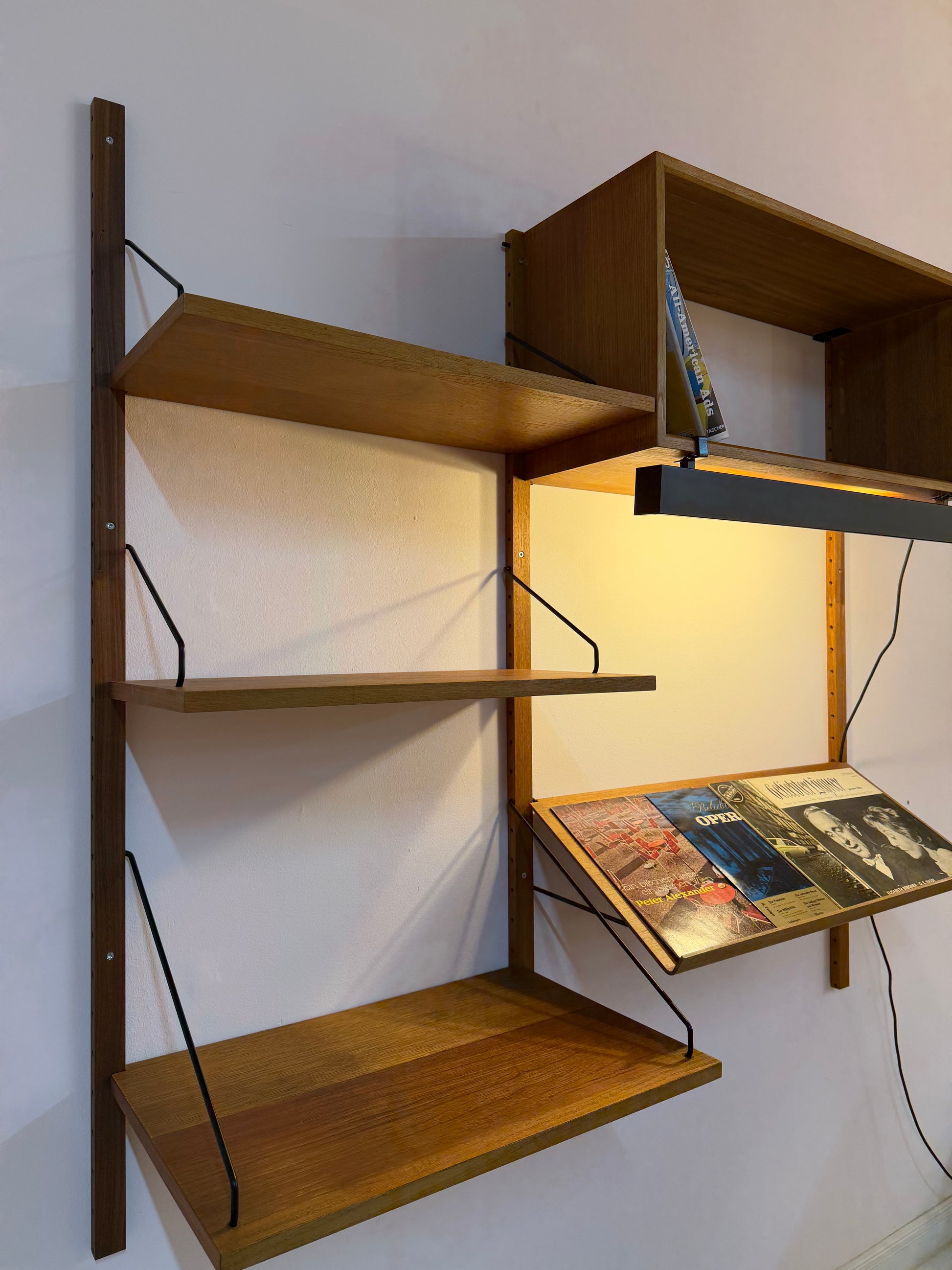 Wandregal Royal System Teak mit Lampe von Poul Cadovius