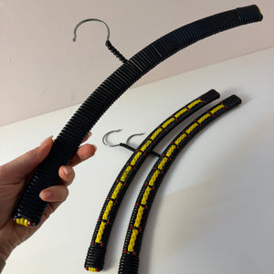Set: 3x Kleiderbügel schwarz gelb