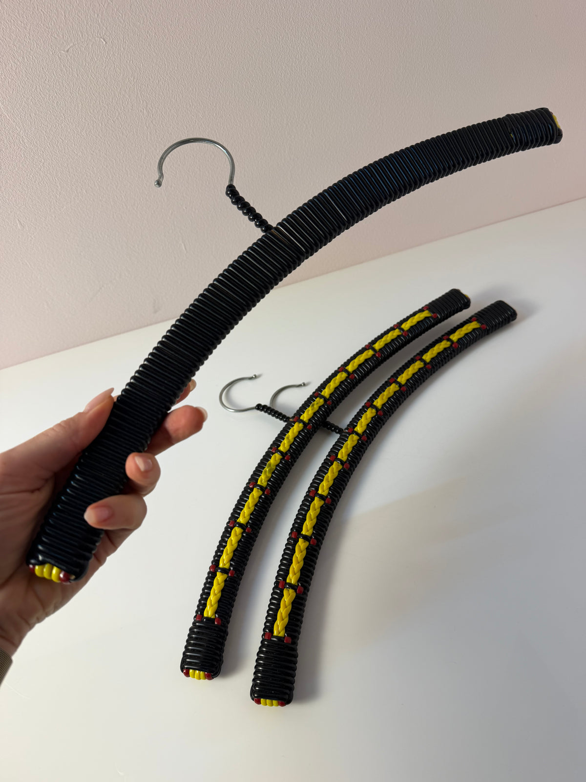 Set: 3x Kleiderbügel schwarz gelb