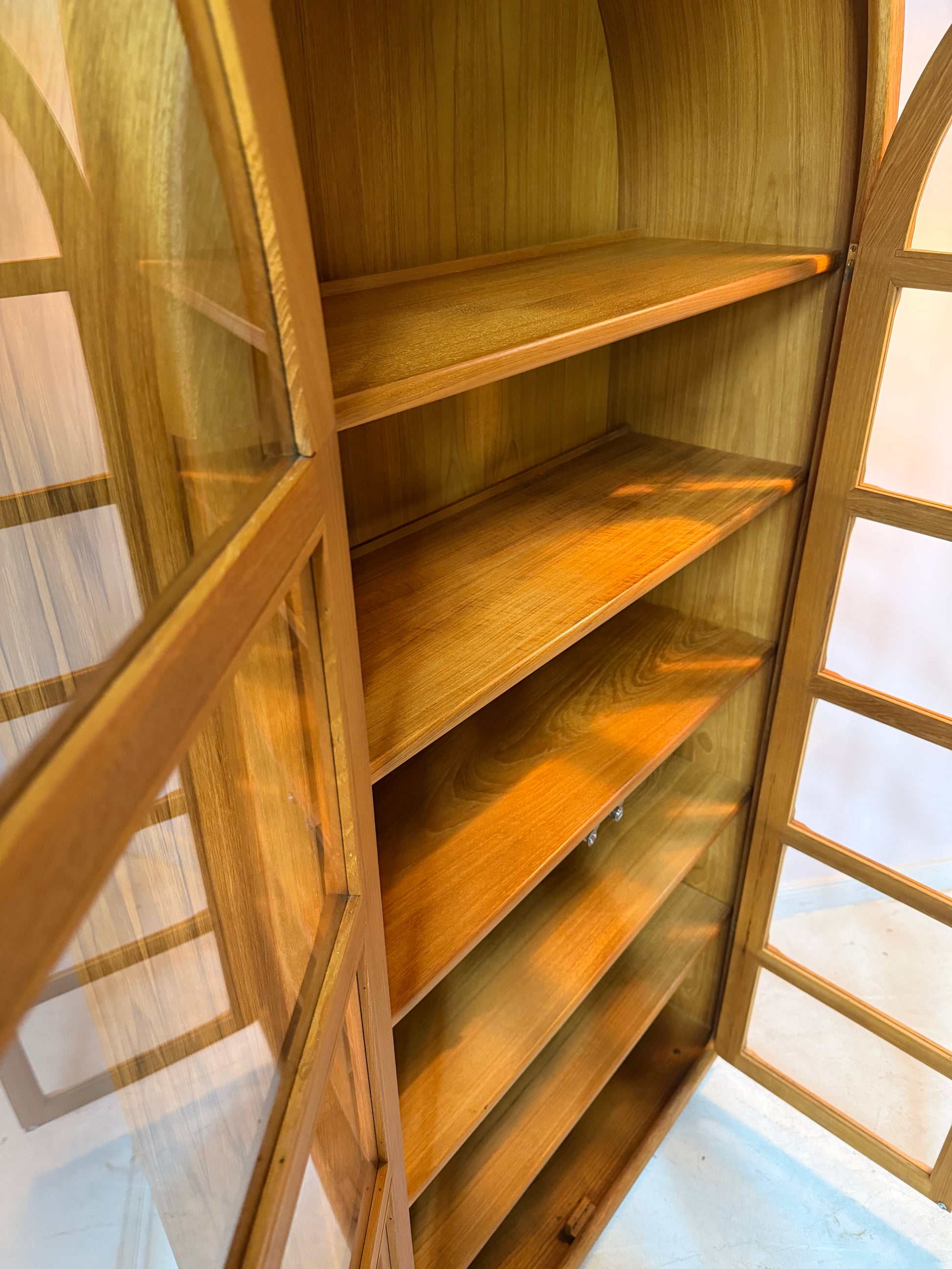Rundbogen Vitrine Teak von Dyrlund