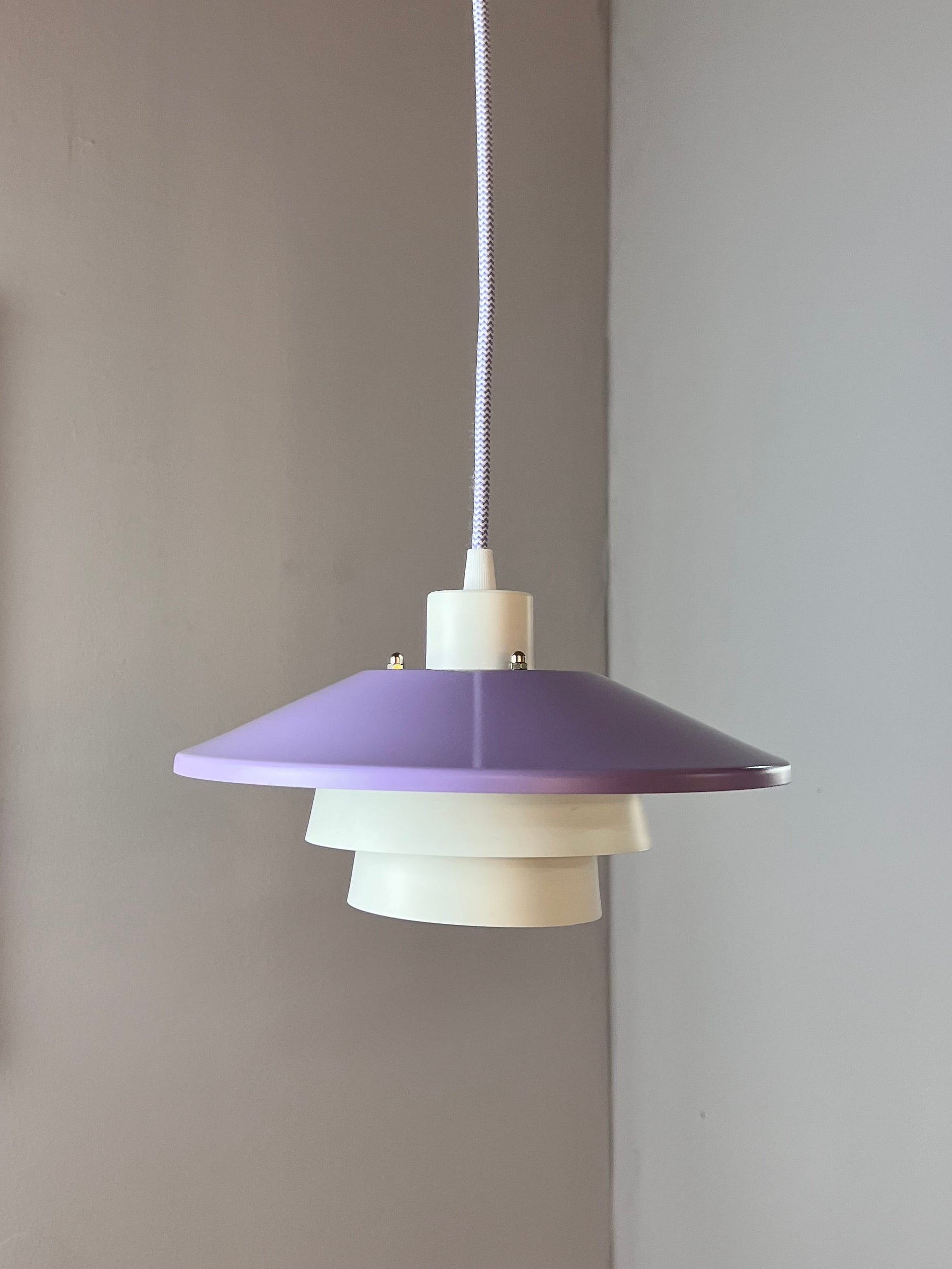 Lamellenlampe neu lackiert weiß lila