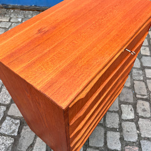 Kommode Teak mit durchgehenden Griffen und Schloss aus Dänemark