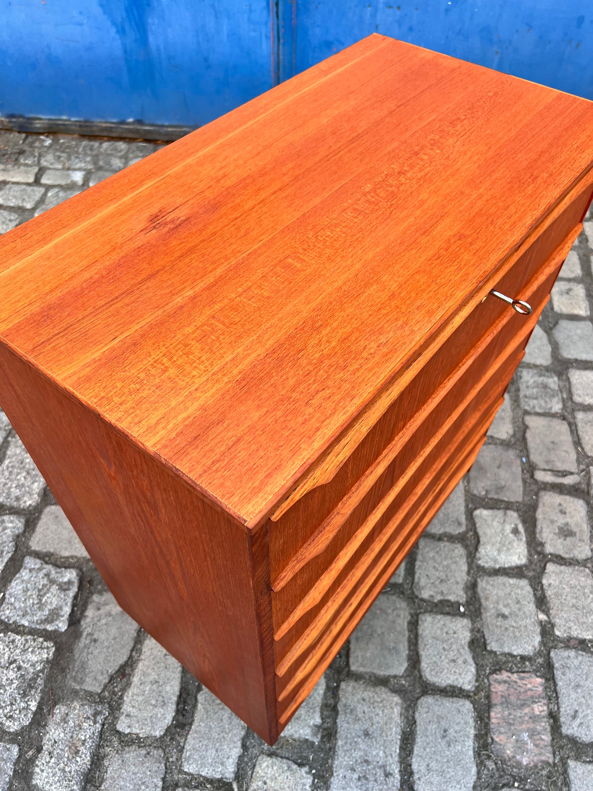 Kommode Teak mit durchgehenden Griffen und Schloss aus Dänemark