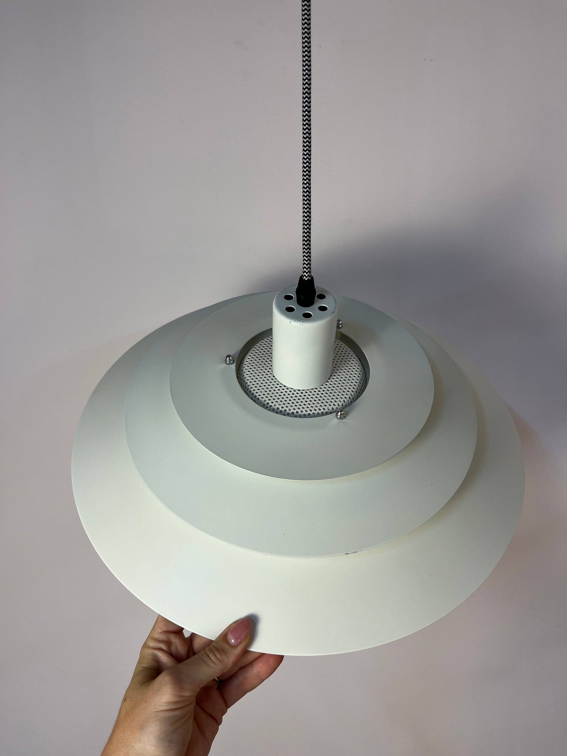Lamellenlampe weiß mit marmorierter Glaslamelle von Jeka