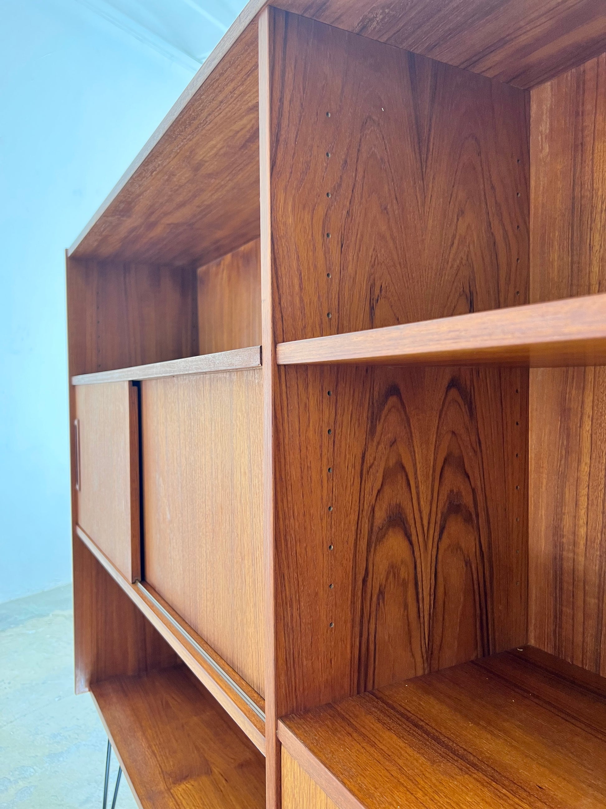 Regal auf Hairpinlegs aus Dänemark