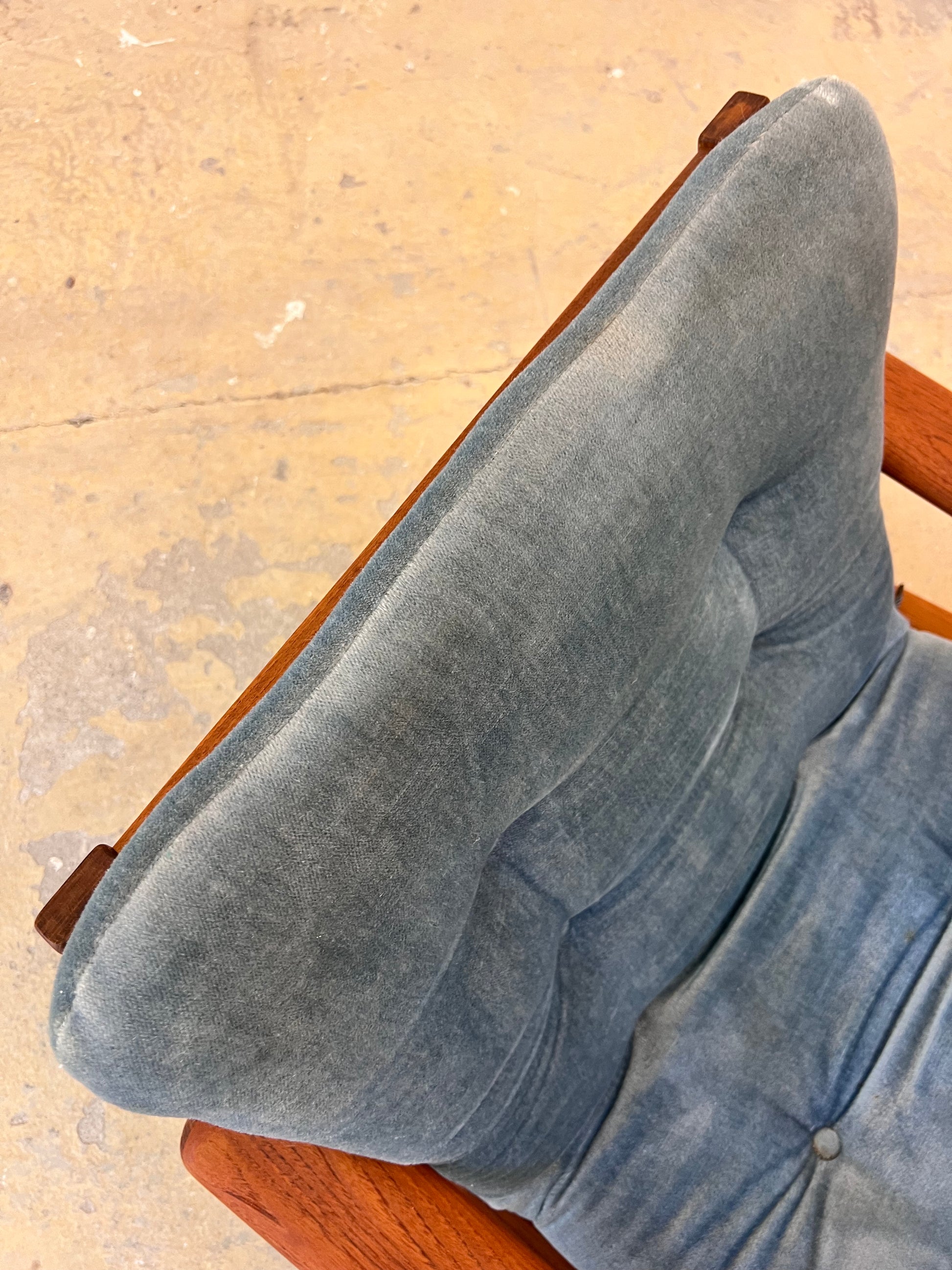 Sessel Loungechair blauer Samt und Teak