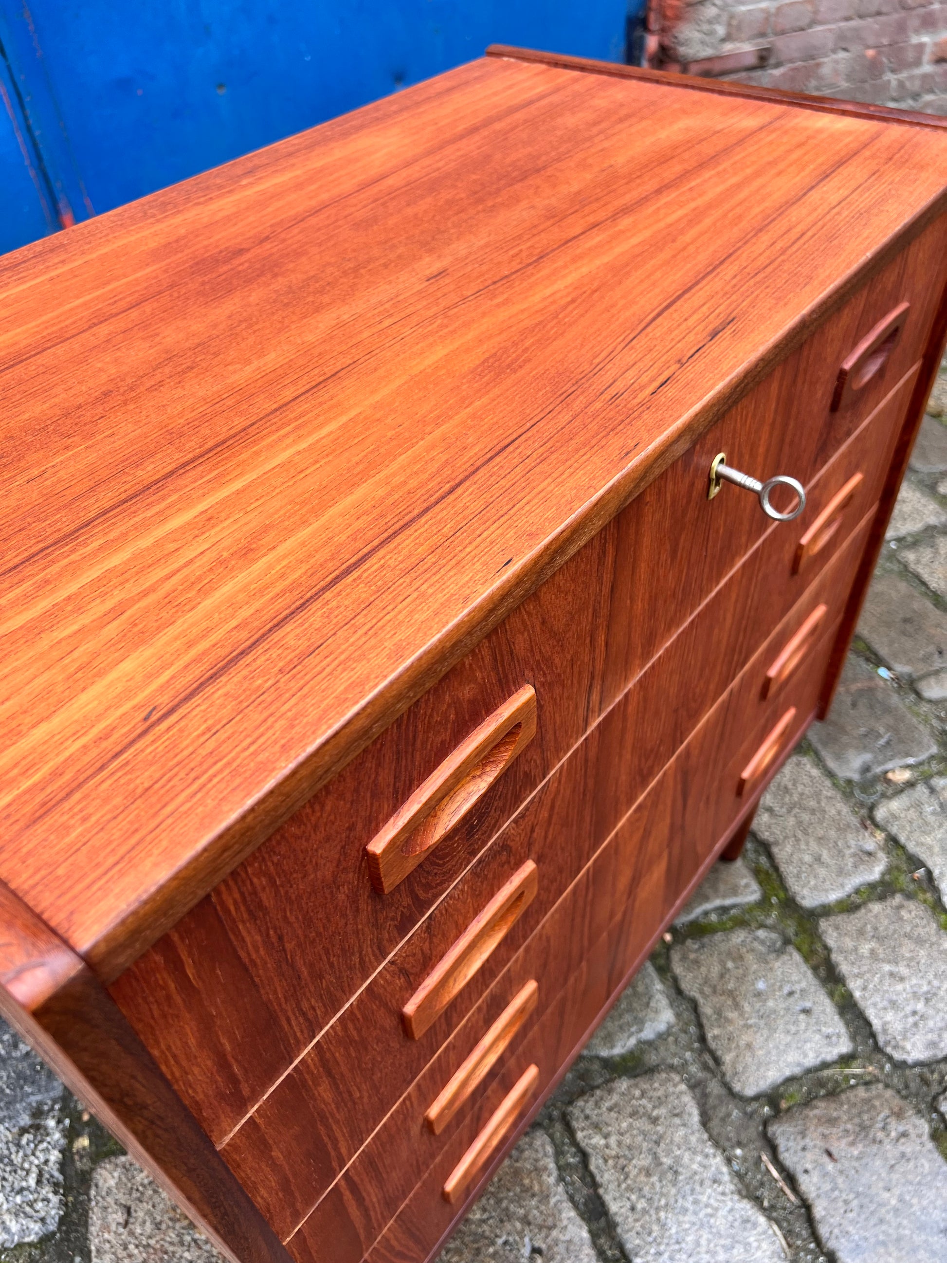 Kommode Teak mit Schloss aus Dänemark