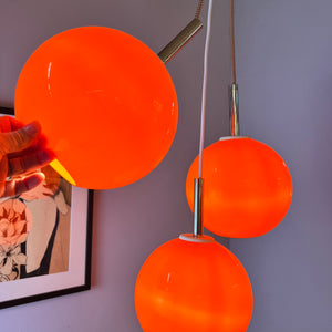 Kleine Kugellampe orange Kunststoff mit Chromstab