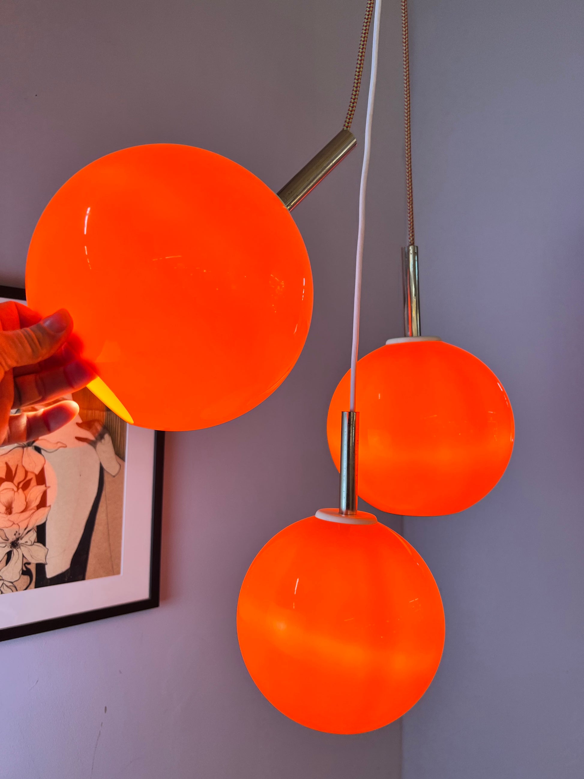 Kleine Kugellampe orange Kunststoff mit Chromstab