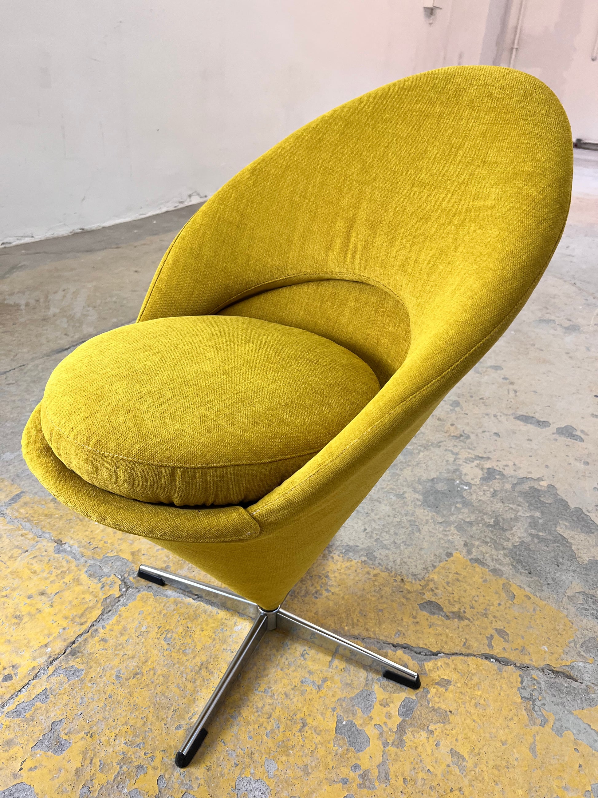 „Cone Chair“ gelb von Verner Panton neu bezogen