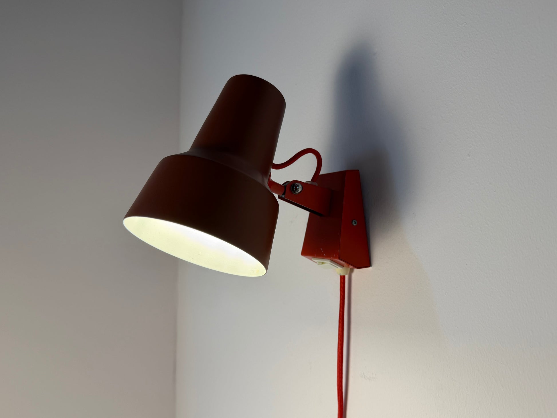 Wandlampe rot neu lackiert von Luxo