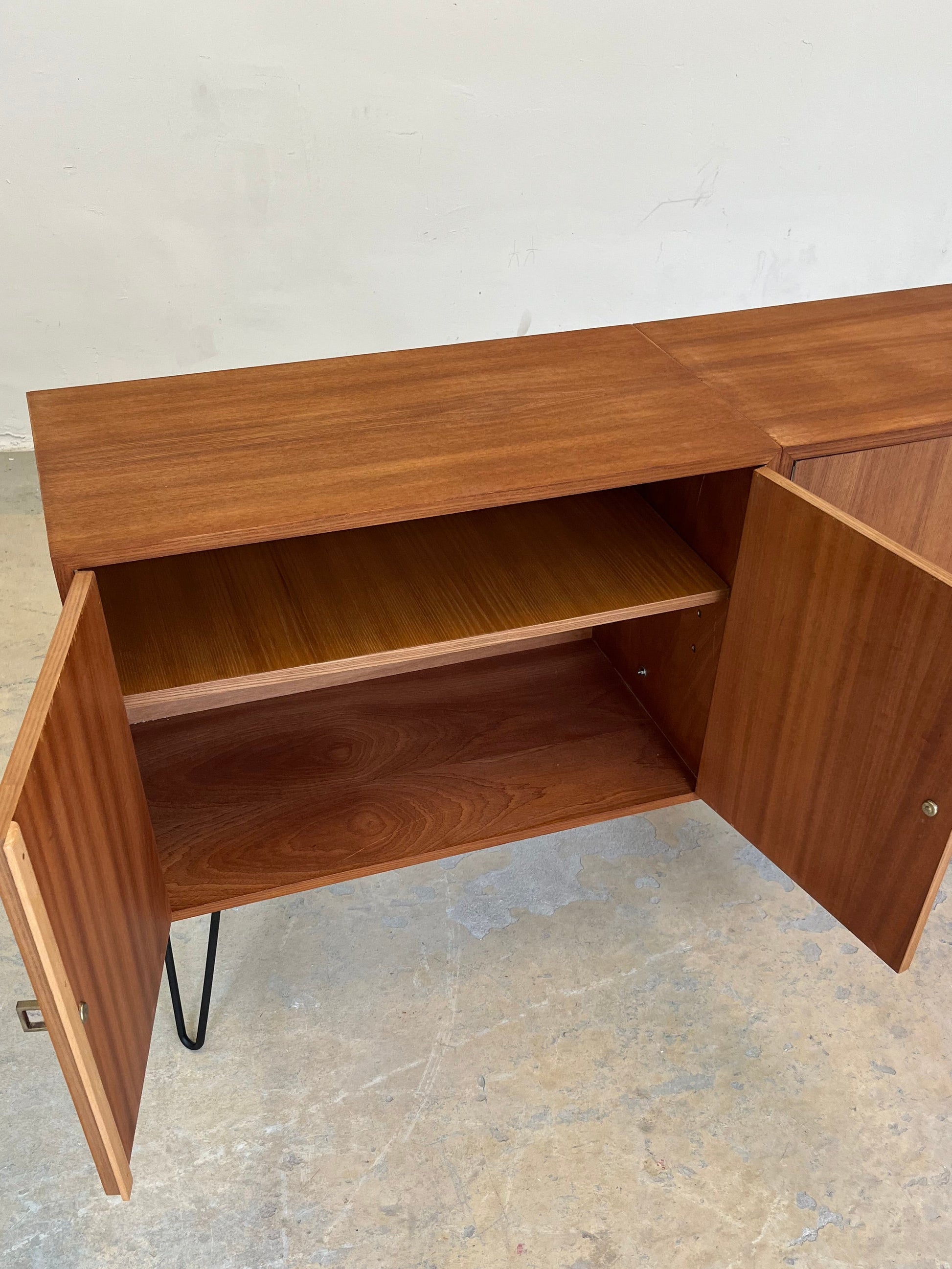 Sideboard Teak mit Flügeltüren & Messinggriffen