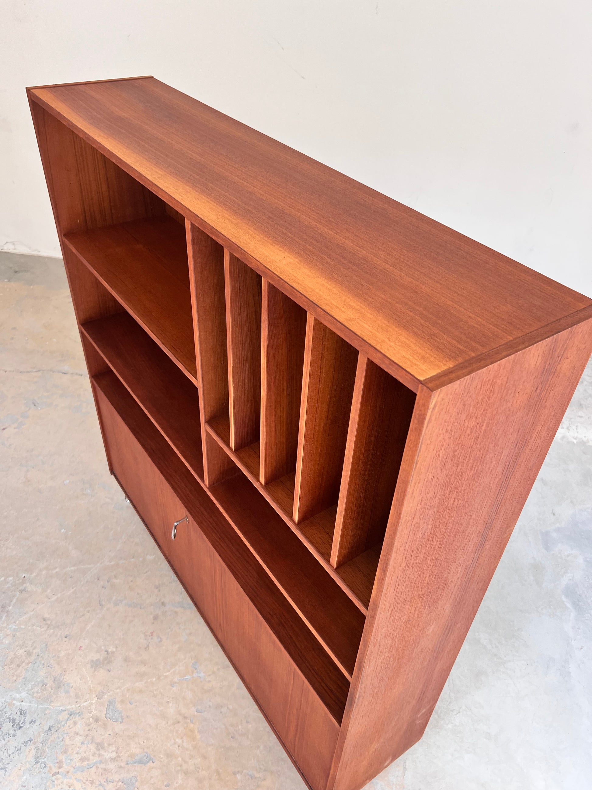 Bücherregal mit Klappfach Teak aus Dänemark