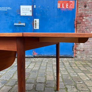 Esstisch Teak verlängerbar mit eingehängten Platten