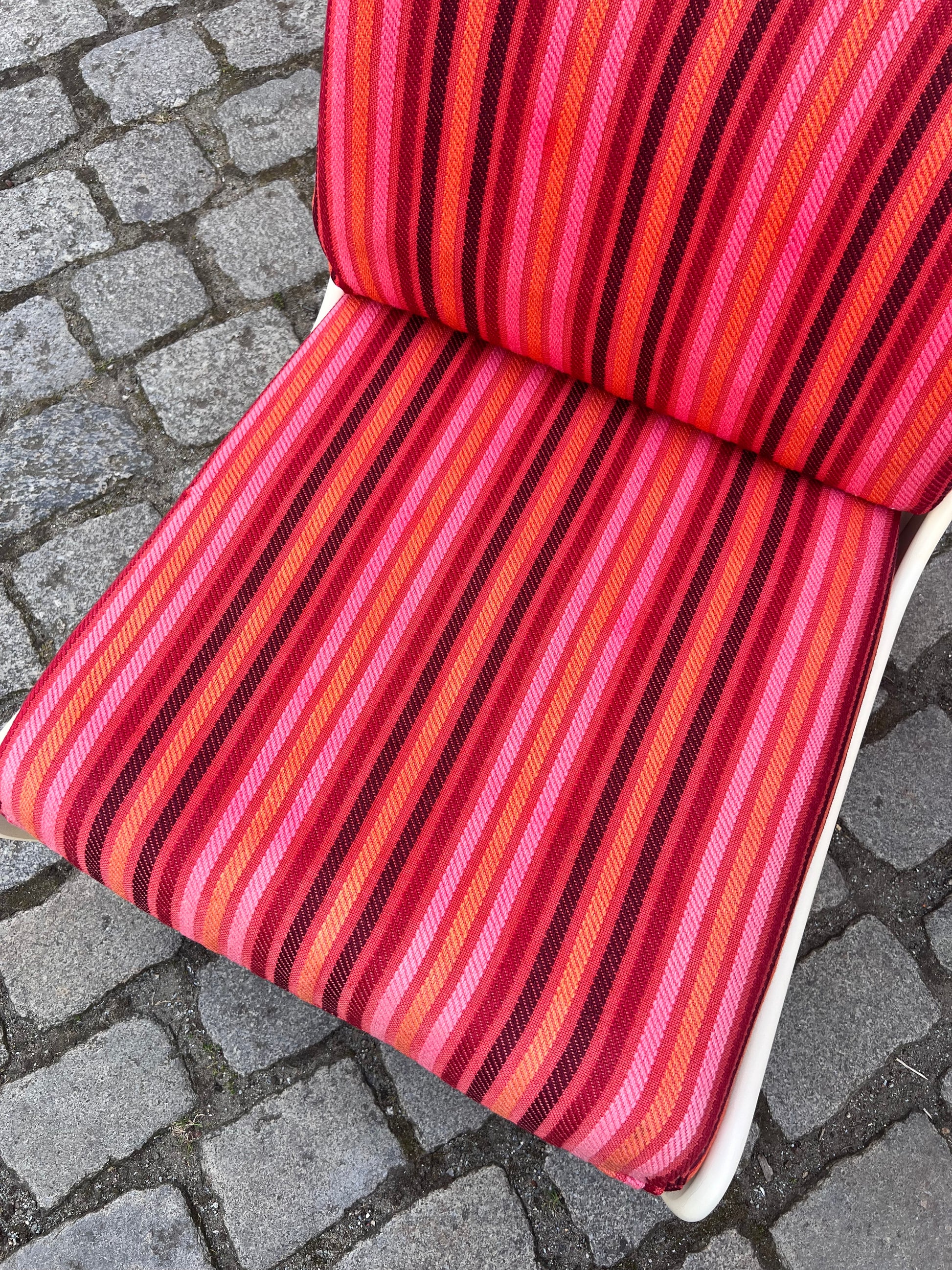 Sessel 70er pink gestreift