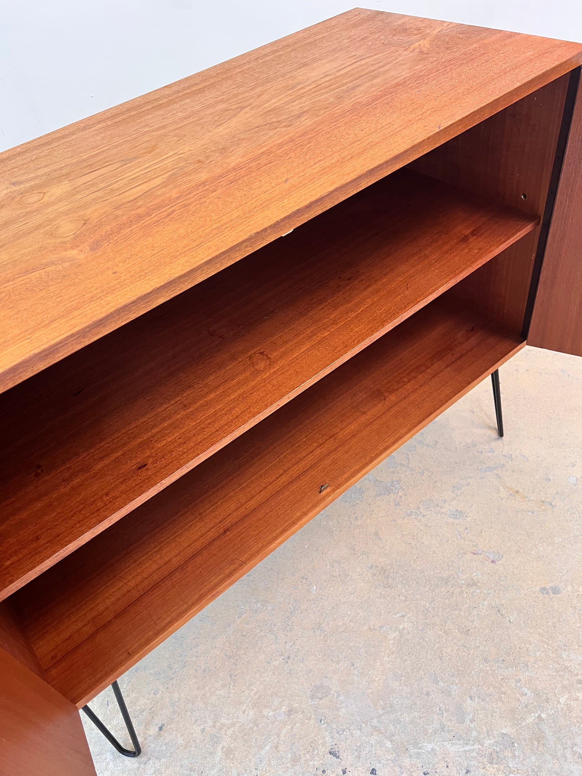 Schrank Teak auf Hairpinlegs