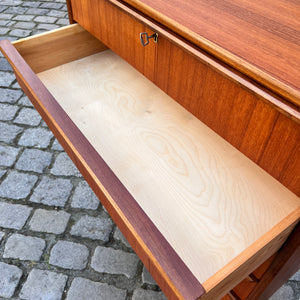 Kommode Teak mit durchgängigen Griffen