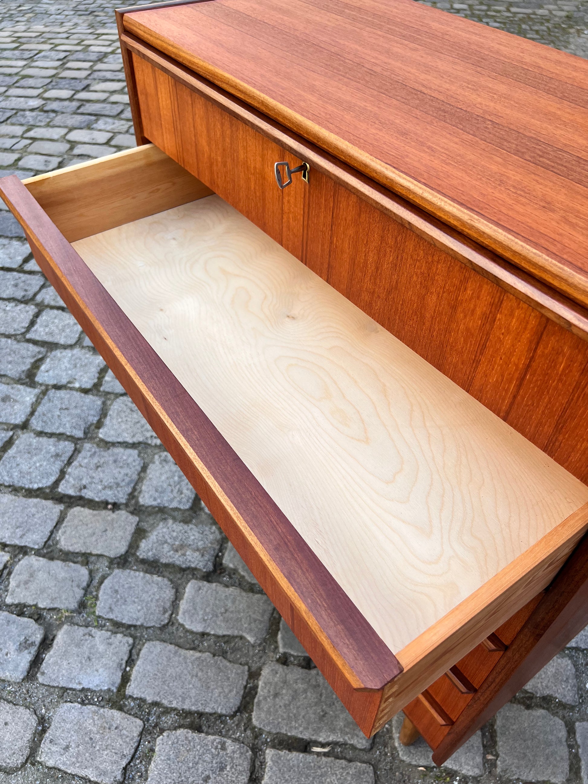 Kommode Teak mit durchgängigen Griffen