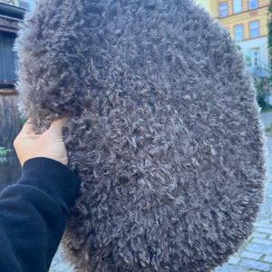 Cocktailsessel Kunstleder mit grauem Fellkissen