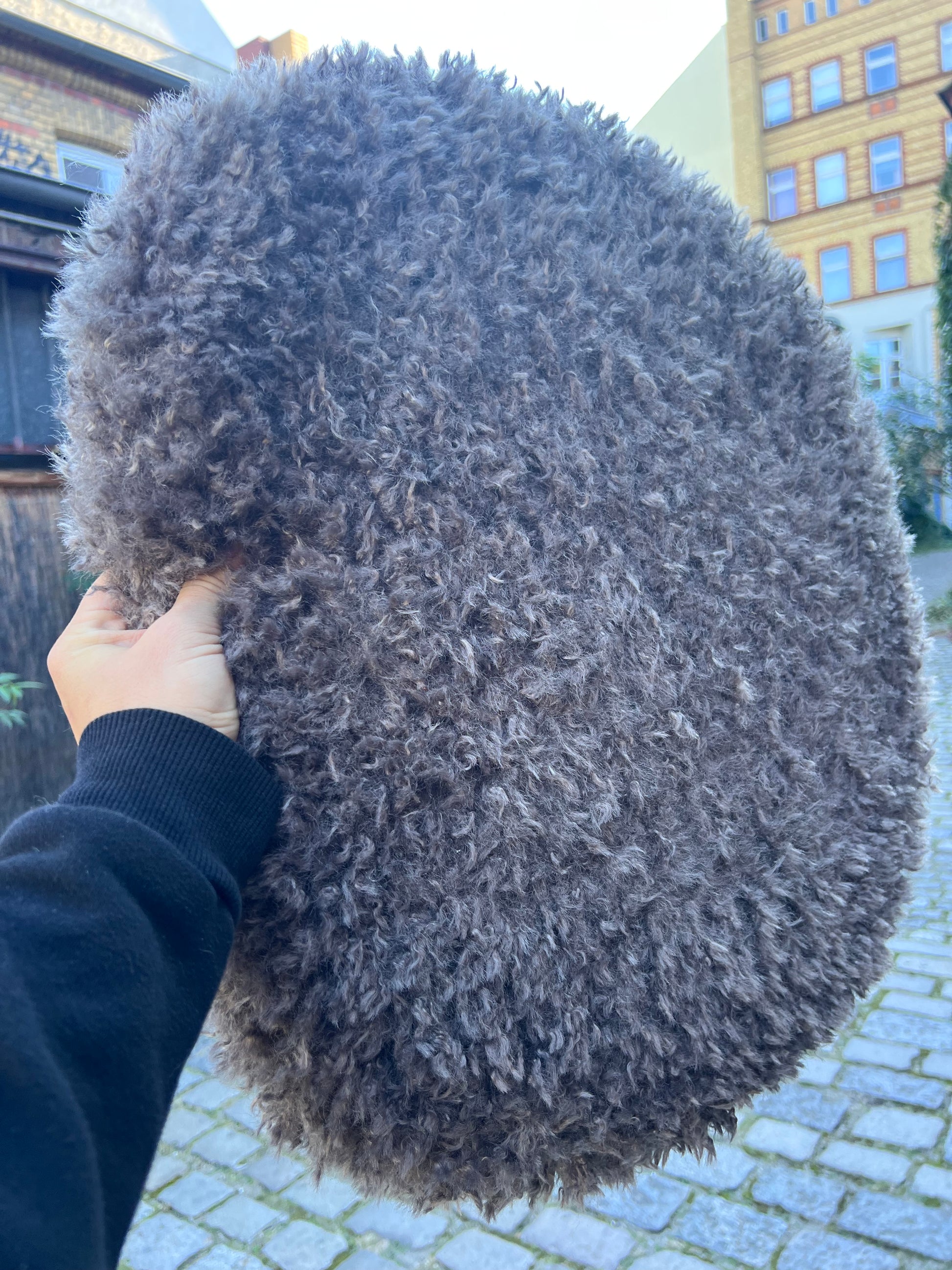 Cocktailsessel Kunstleder mit grauem Fellkissen
