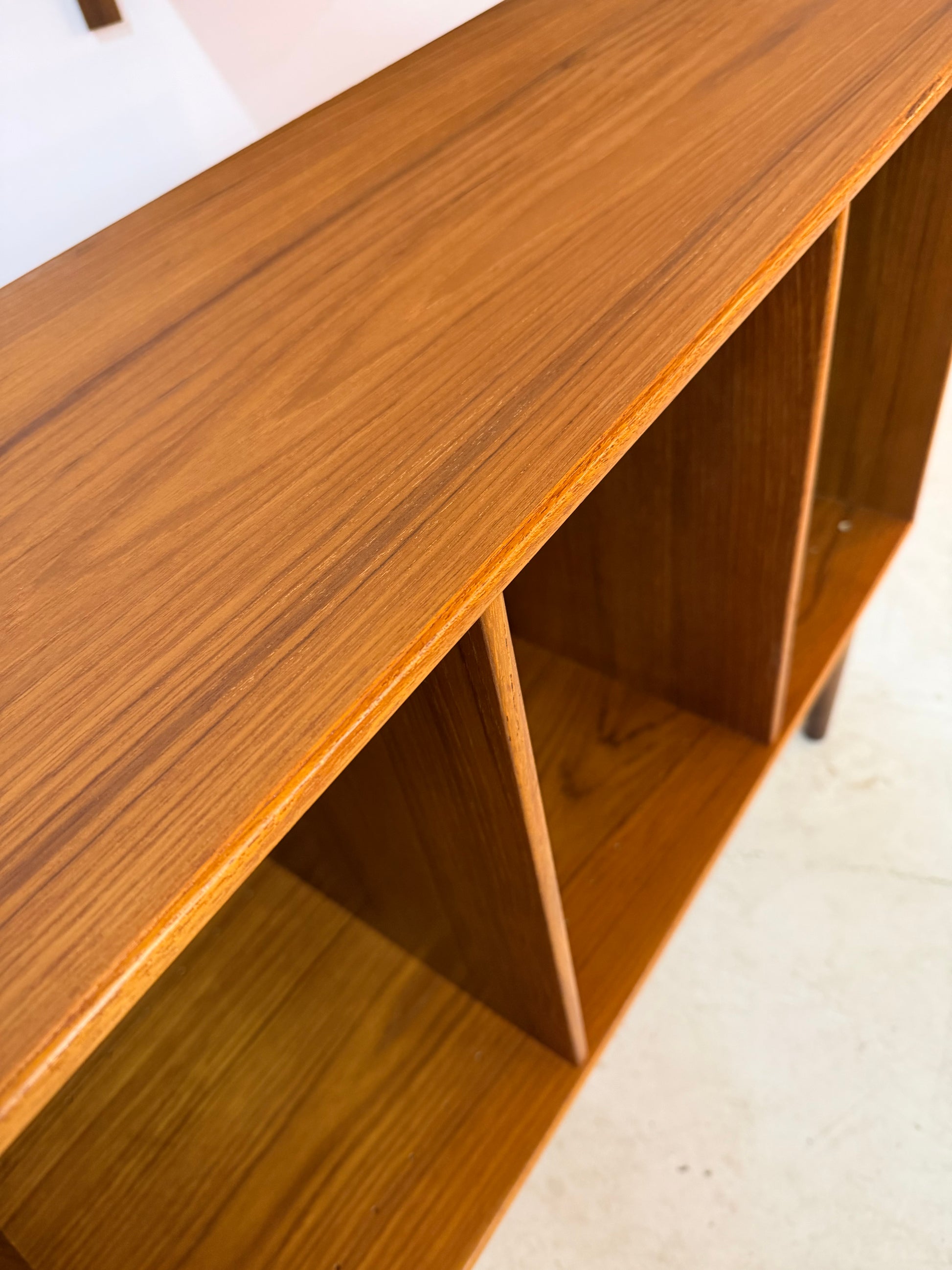 Kleines Regal Teak für Schalltplatten aus Dänemark