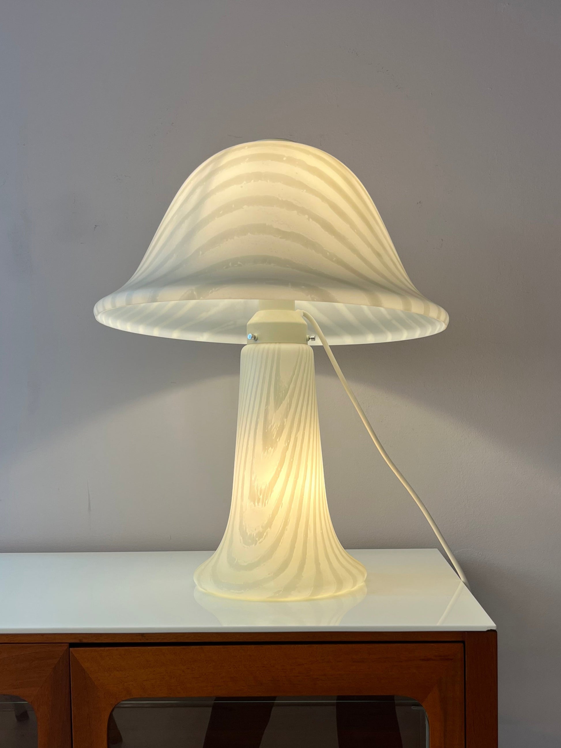 Pilzlampe weiß mit Zebramuster von Peill & Putzler