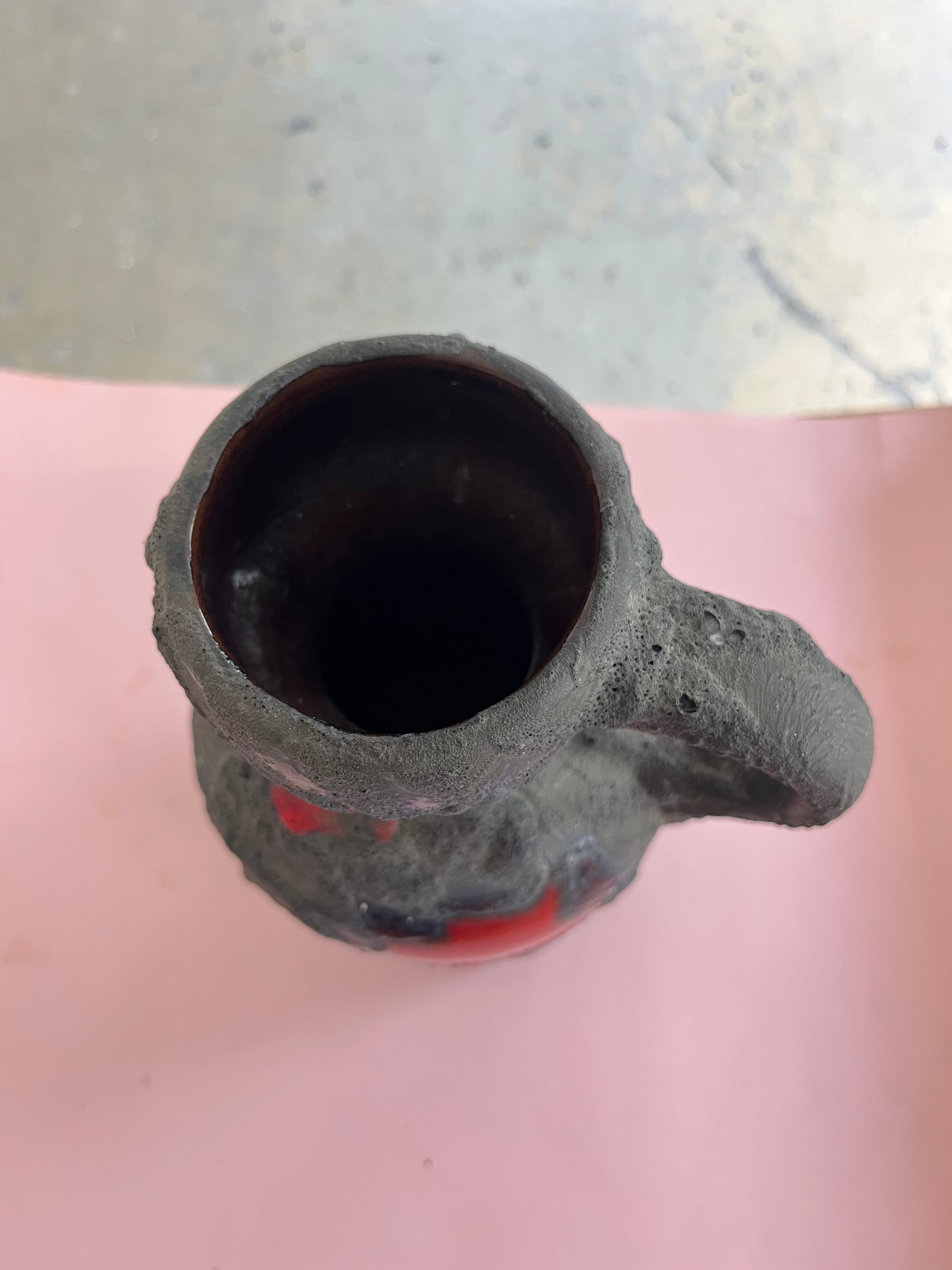 Vase Fat Lava rot schwarz von Marei Keramik