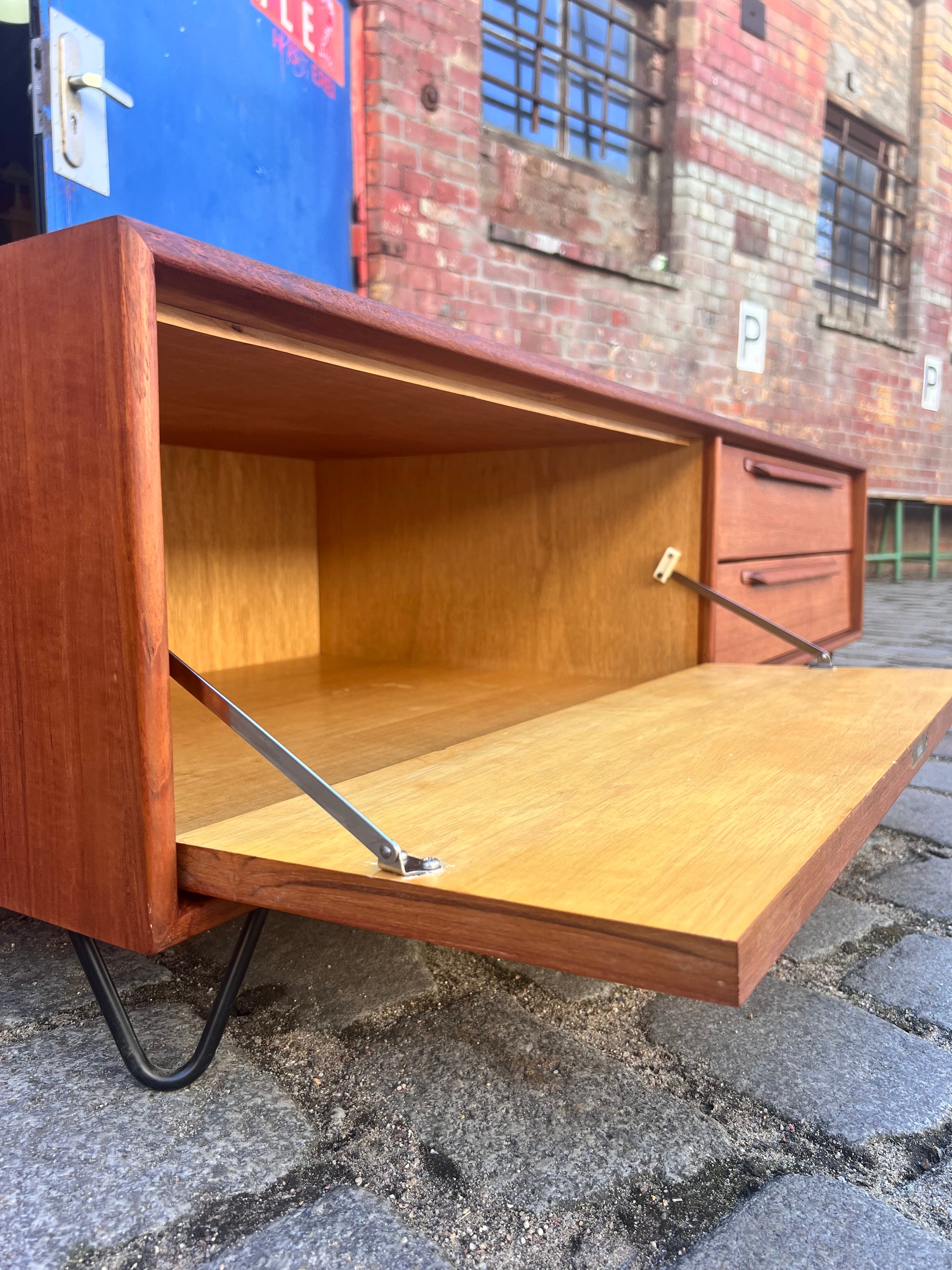 Lowboard Teak auf Hairpinlegs von rt Möbel