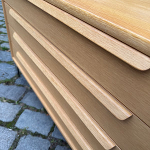 Kommode Eiche mit neuen Chromfüßen von WK Möbel