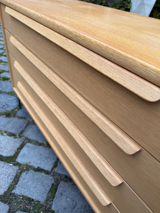 Kommode Eiche mit neuen Chromfüßen von WK Möbel