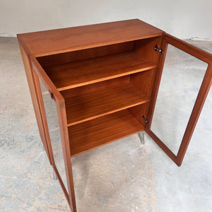 Vitrinenschrank Teak mit neuen Chromfüßen von H.W.Klein für Bramin