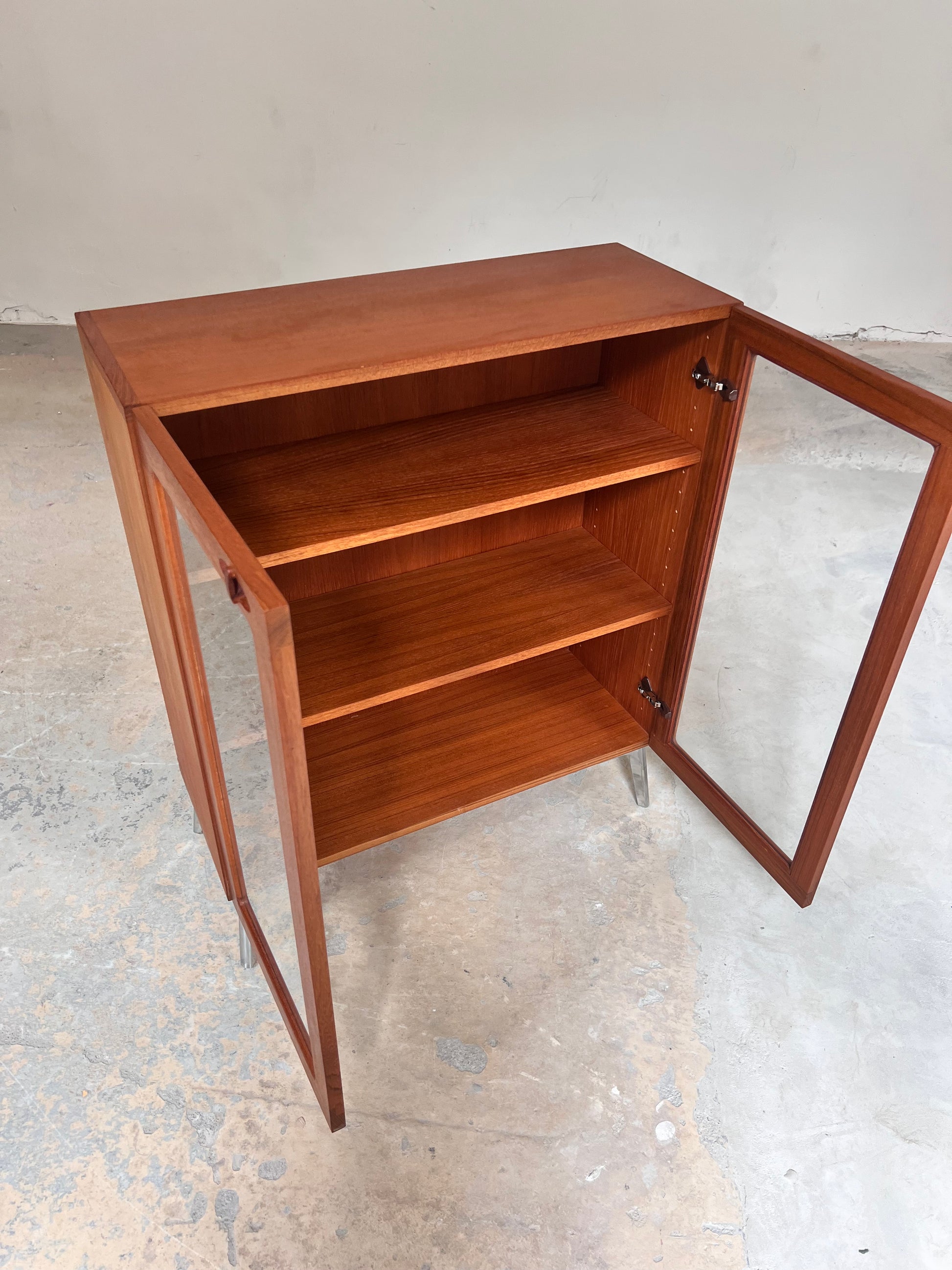 Vitrinenschrank Teak mit neuen Chromfüßen von H.W.Klein für Bramin