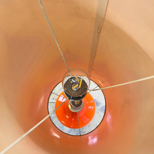 Stehlampe orange mit leuchtendem Glasfuß und 70er Schirm von Pako