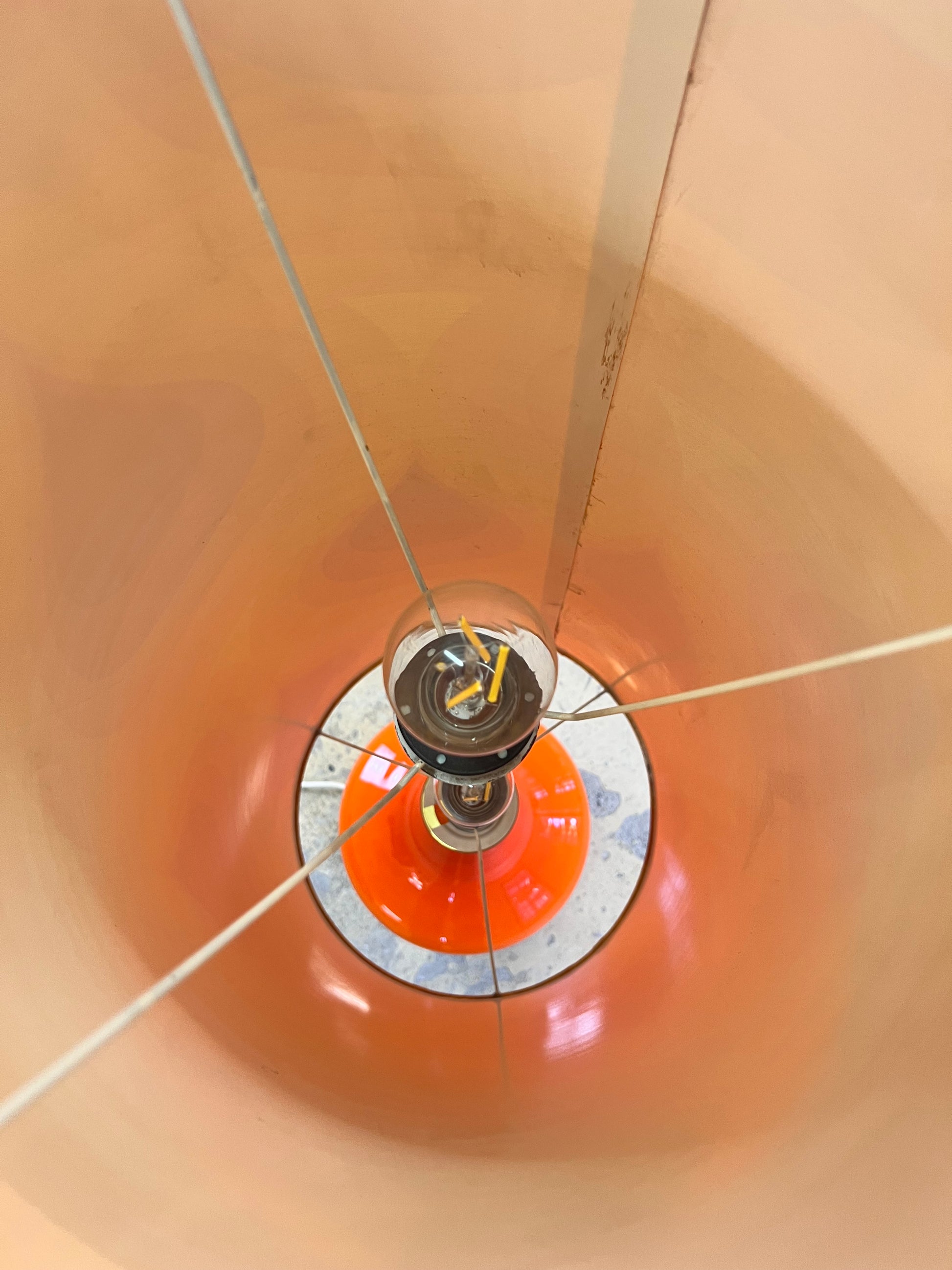 Stehlampe orange mit leuchtendem Glasfuß und 70er Schirm von Pako