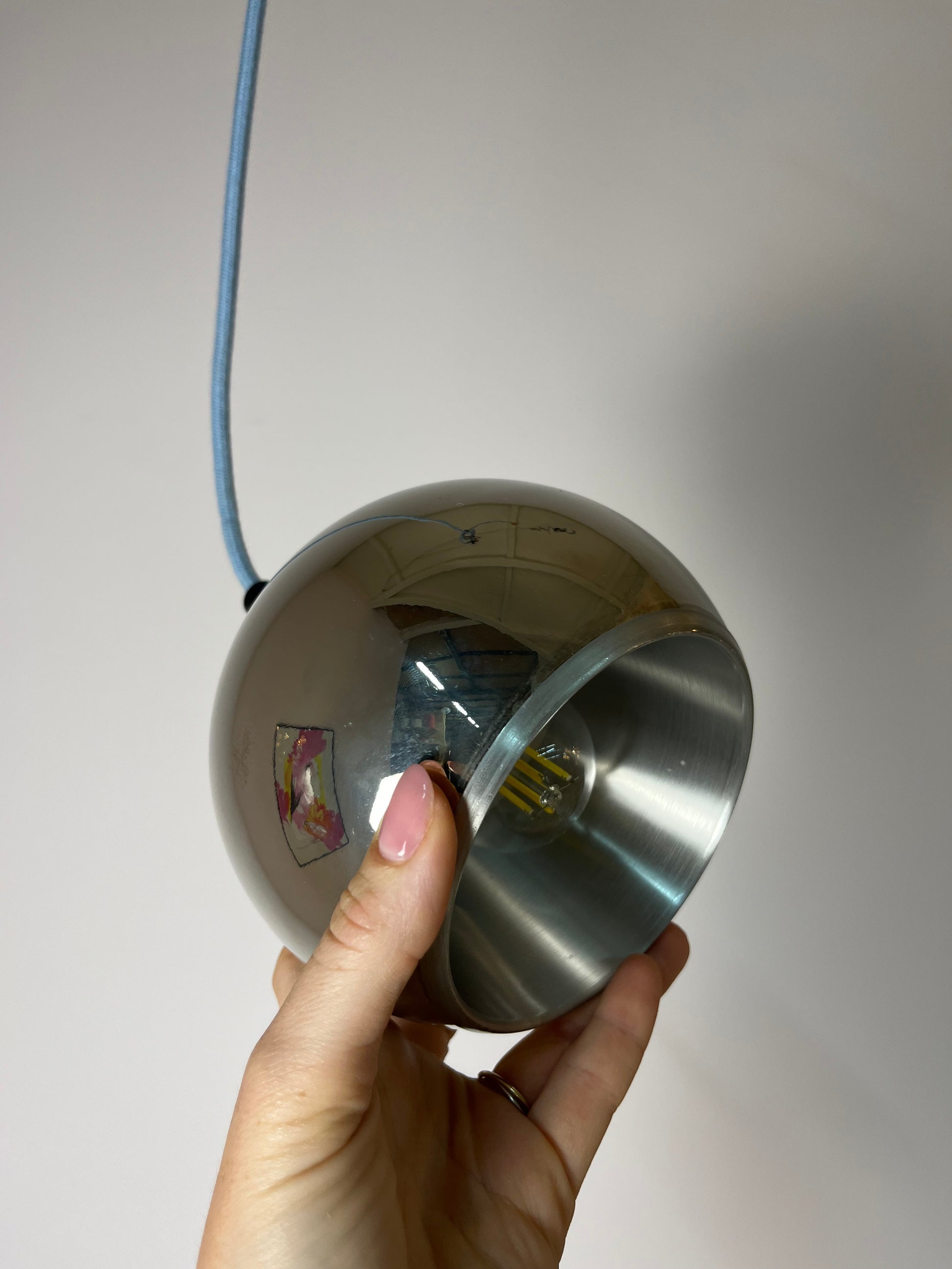 Kugellampe Chrom mit schwarzer Zugentlastung